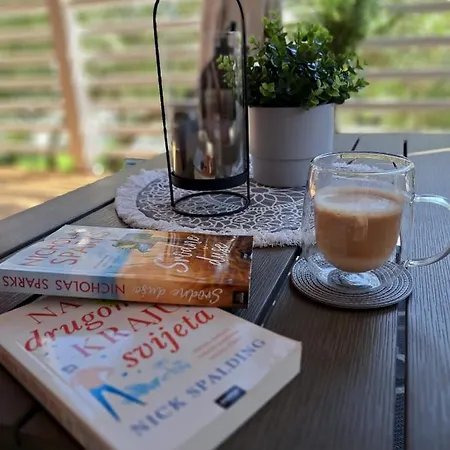 Naomi Amelie مكان تخييم يزيرا