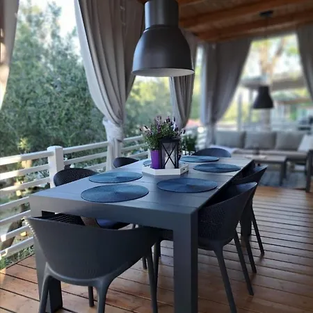 Naomi Amelie يزيرا