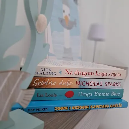 Naomi Amelie يزيرا