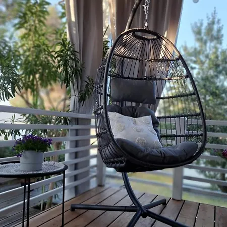 Naomi Amelie يزيرا