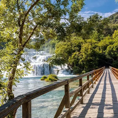 مكان تخييم Naomi Amelie *