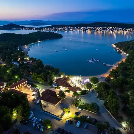 Naomi Amelie مكان تخييم *