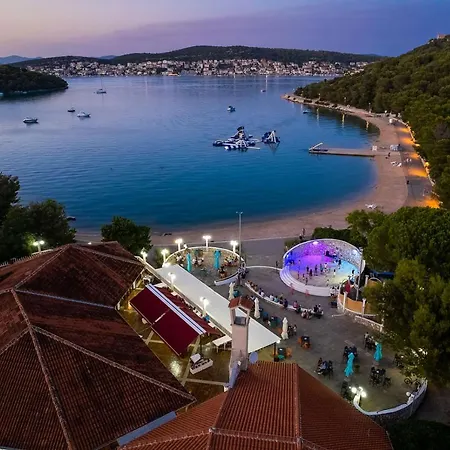 Naomi Amelie مكان تخييم *