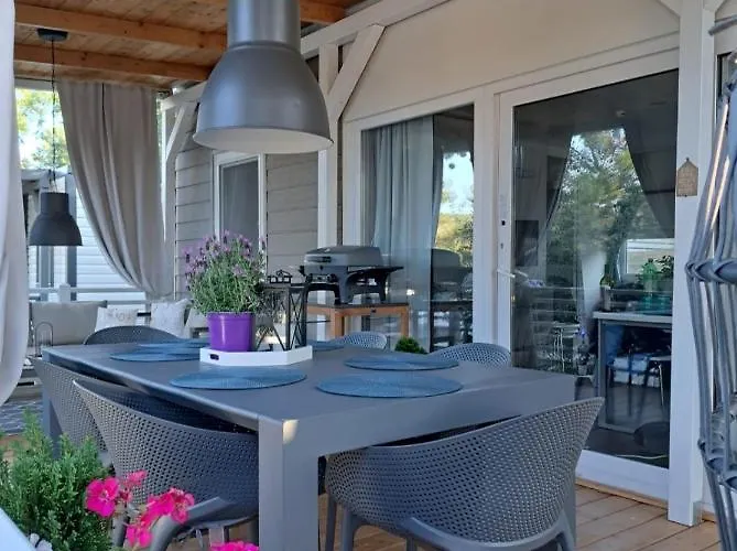 Naomi Amelie Kamp Jezera