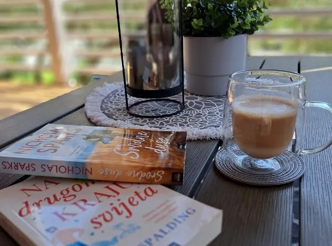 Naomi Amelie Kamp Jezera