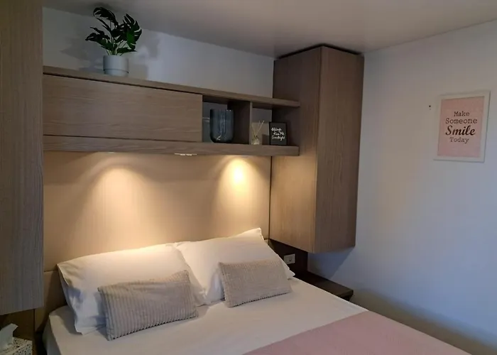 Naomi Amelie Kamp Jezera